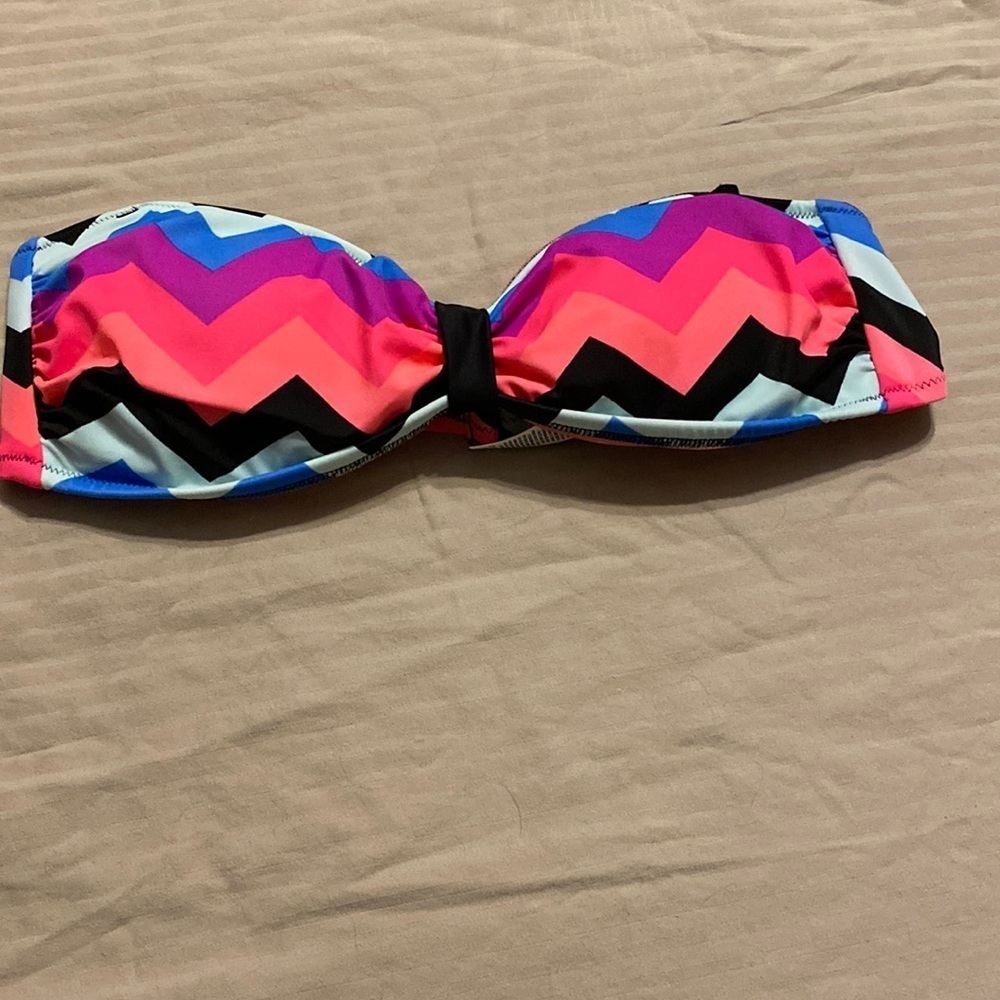 Pink Victoria’s Secret bikini top🏖 - Picture 2 of 6